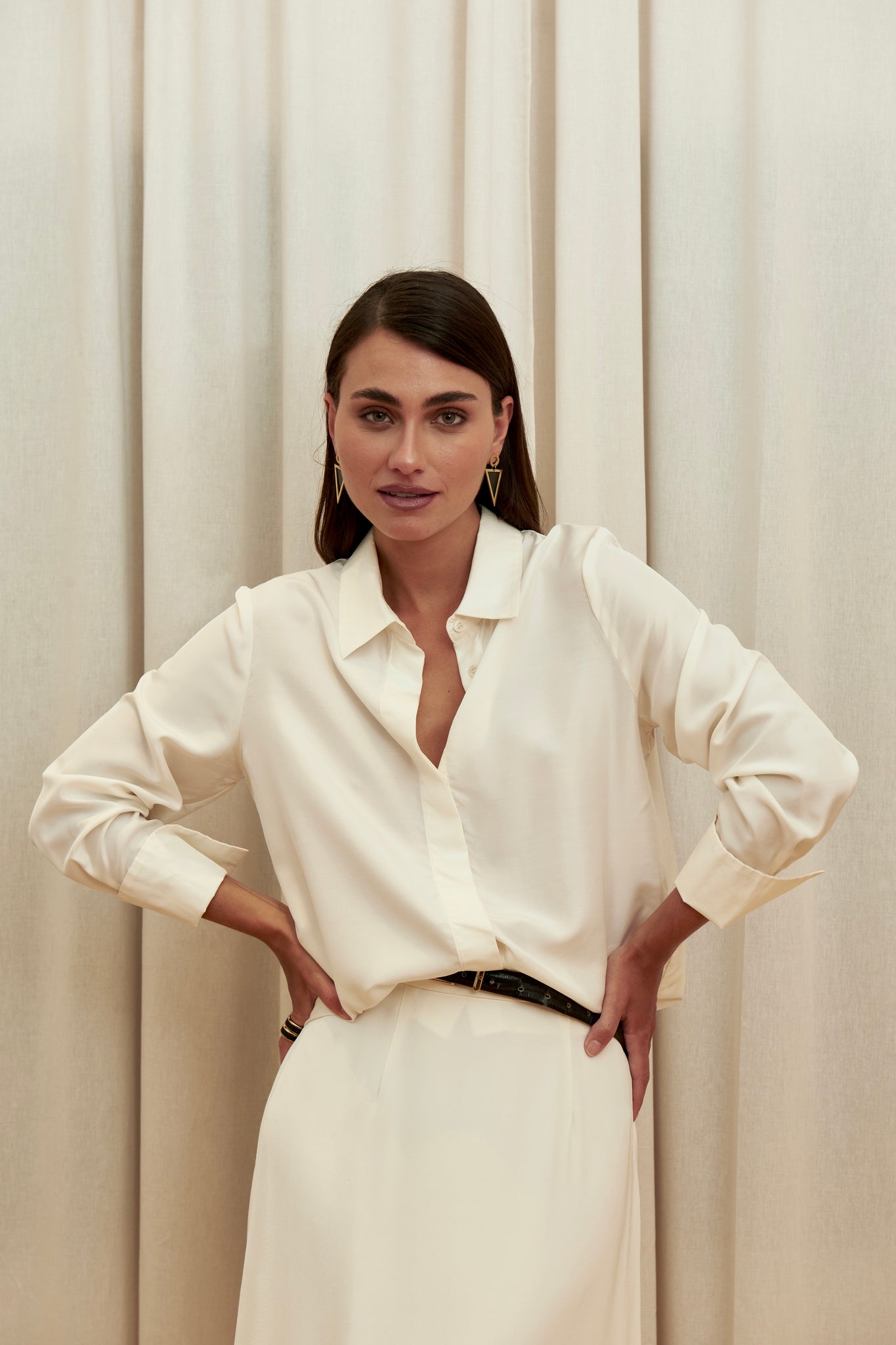 Ivory silk shirt – classic button-up design in 100% silk with an elegant drape and subtle sheen. Front view.