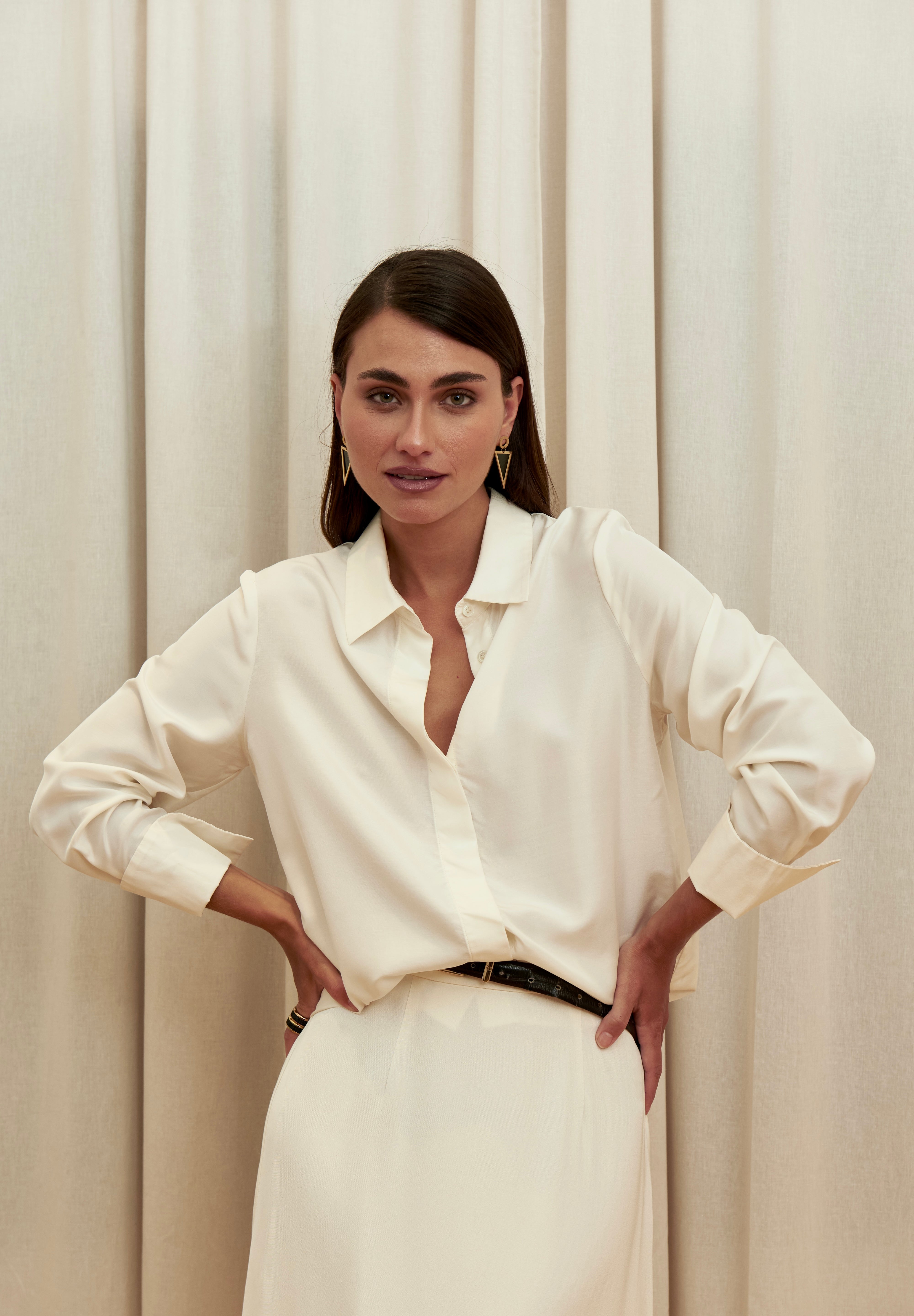 Ivory silk shirt – classic button-up design in 100% silk with an elegant drape and subtle sheen. Front view.